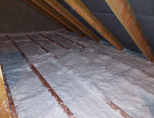 Zateplení stropu rodinného domu pomocí foukané izolace